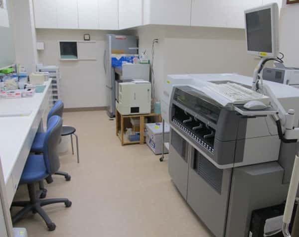 検体検査室と生化学自動分析装置